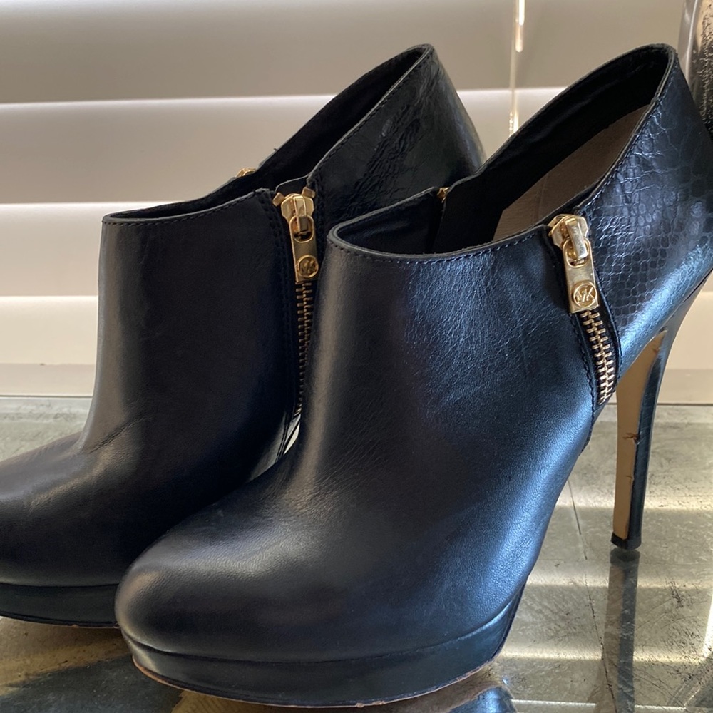 MICHAEL KORS BLACK BOOTIES SIZE 8.5